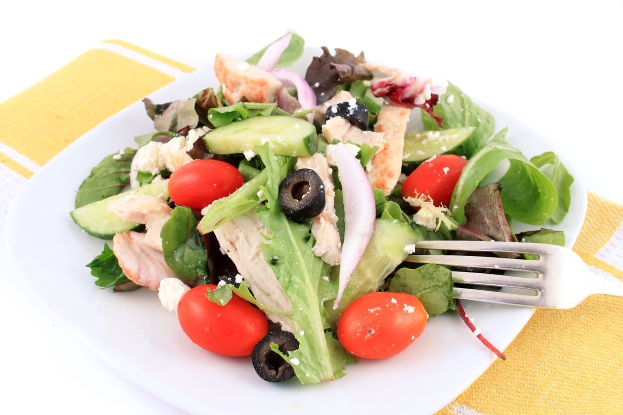 greek-salad-with-chicken