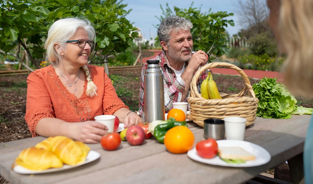 seniors_eating_alttext