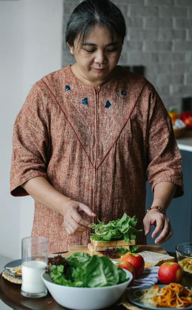 women_making_sandwitch