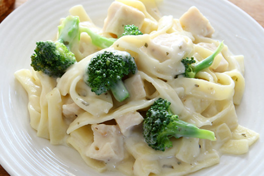 ChickenBroccoliAlfredo_527x323