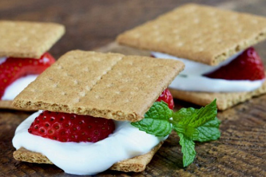 Image titled: strawberry-yogurt-graham-smores_0